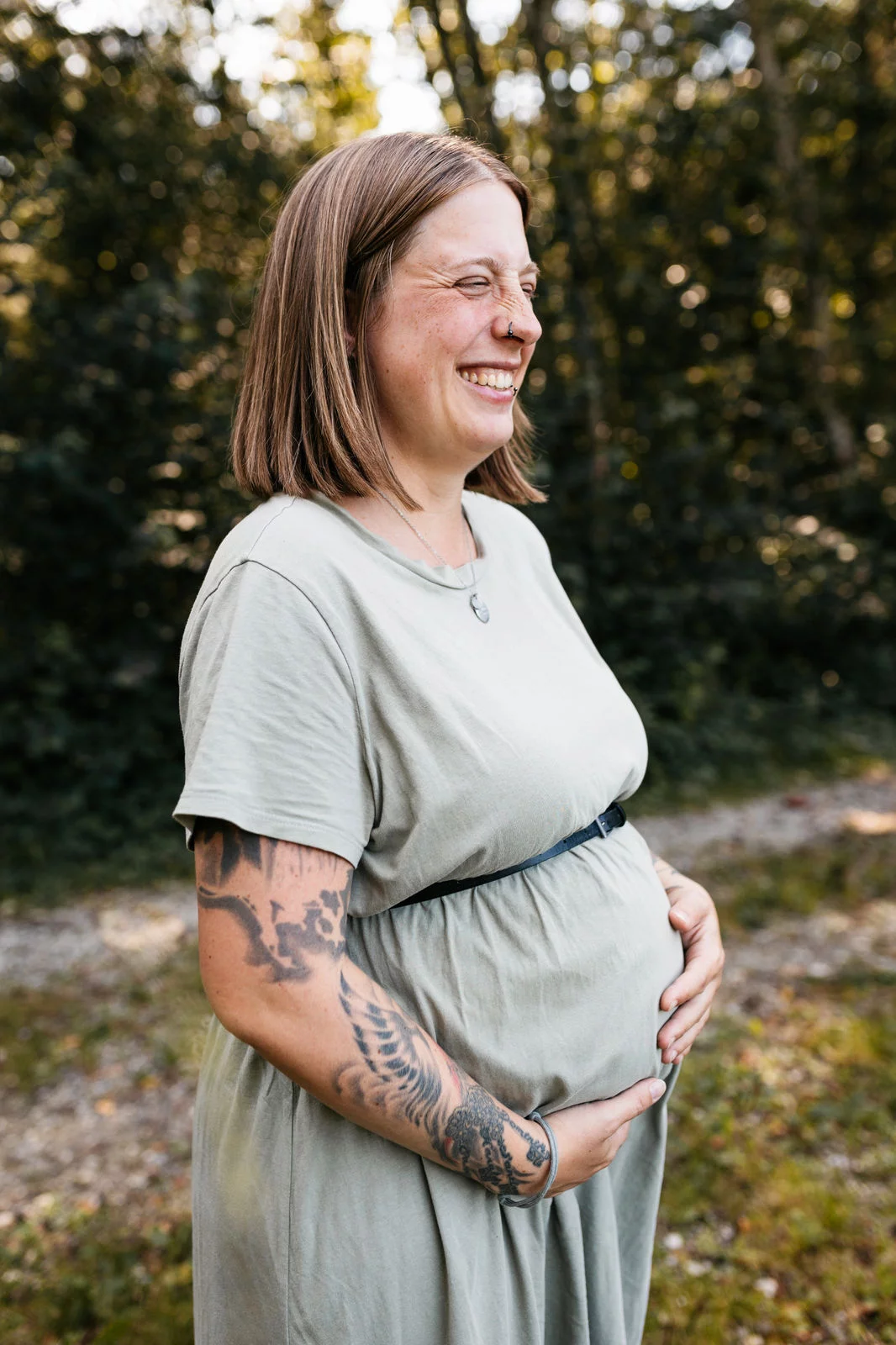 Babybauch Fotoshooting Schongau – werdende Mutter im sanften Morgenlicht