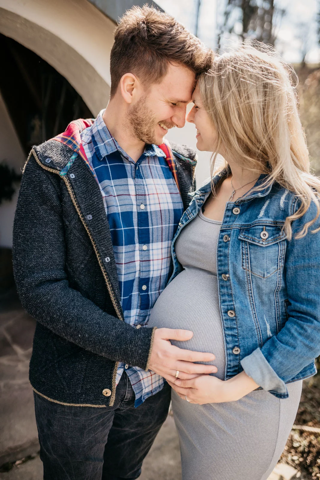 Schwangerschaft Fotos Weilheim – zartes Babybauch Shooting im Freien