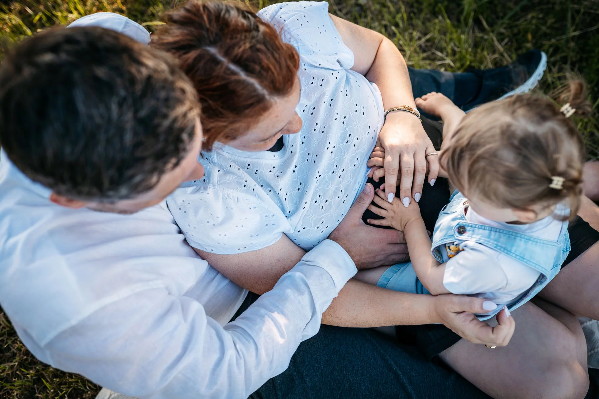 Schwangerschaft Shooting Landsberg – Hände liebevoll auf dem Babybauch