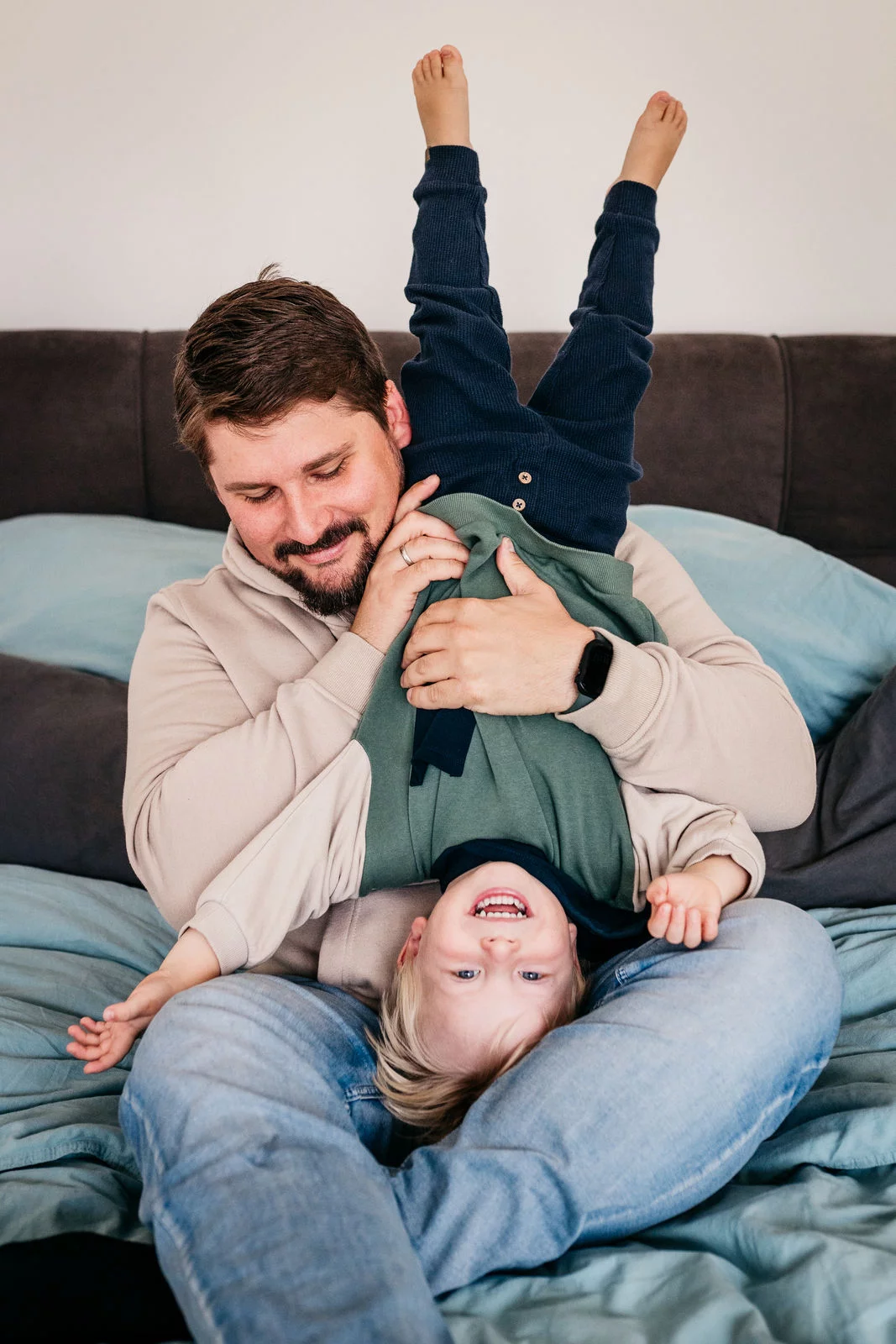 Kinderfotografie Schongau – Kind lacht beim Fotoshooting in der Natur