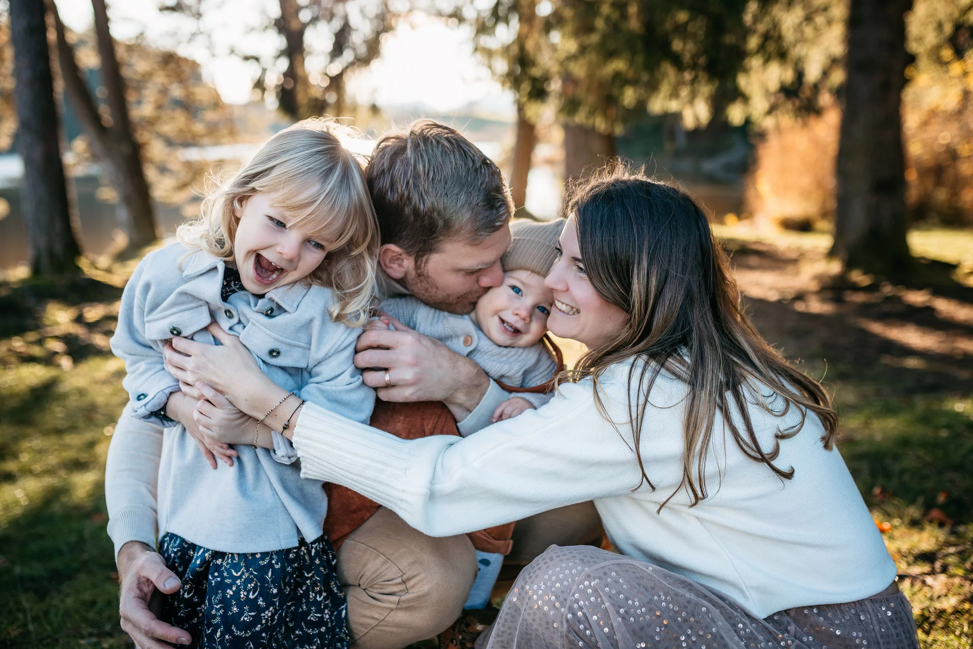 Kinderfotografie Landsberg – Kind läuft lachend durch die Wiese