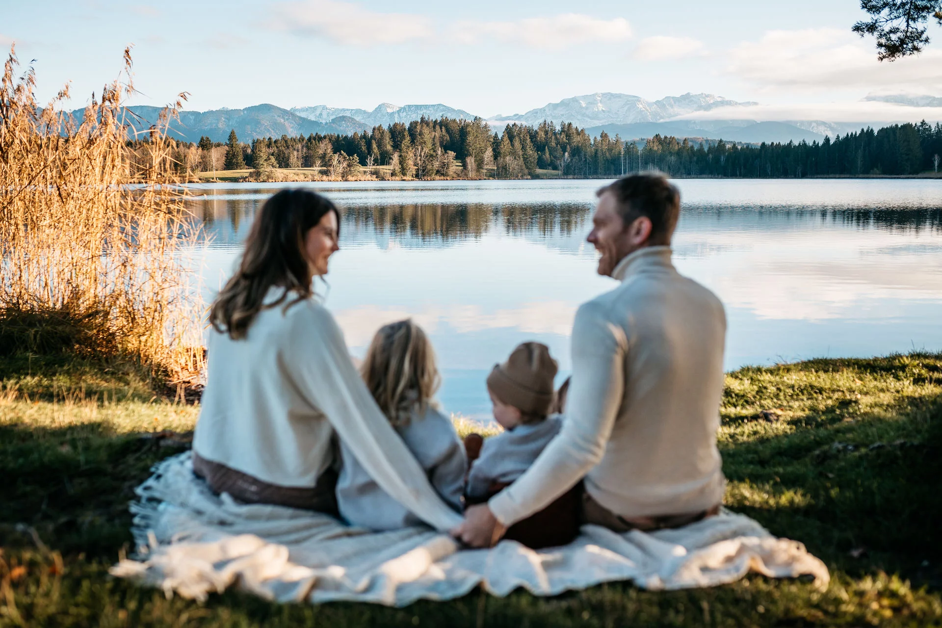 Familienfotografie Bayern – Family Shooting im goldenen Abendlicht