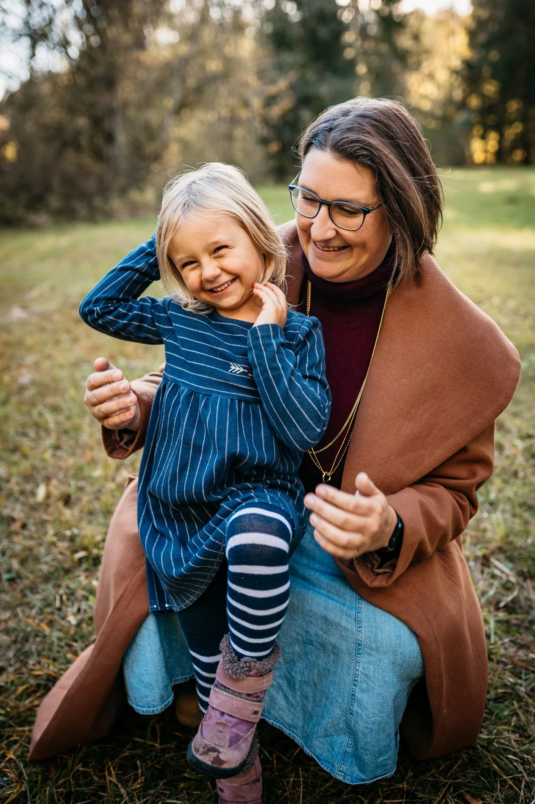 Familienshooting Weilheim – Familie genießt gemeinsame Zeit beim Outdoor Shooting