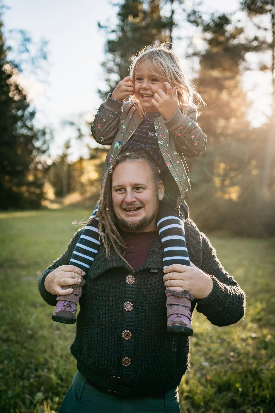 Kinderfotografie Bayern – spontaner Lacher beim Familienfotoshooting