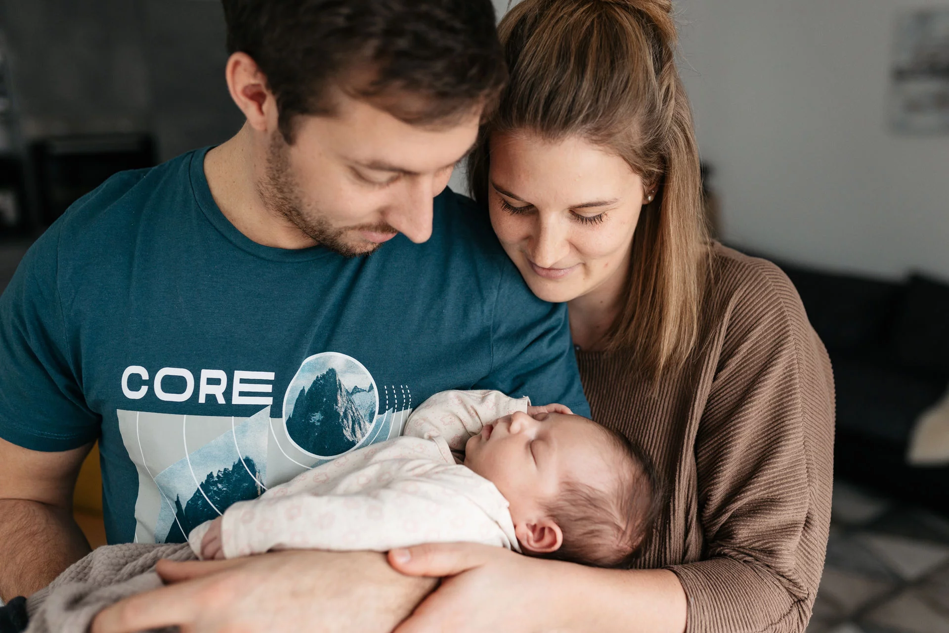 Newborn Fotoshooting Schongau – schlafendes Neugeborenes im Körbchen