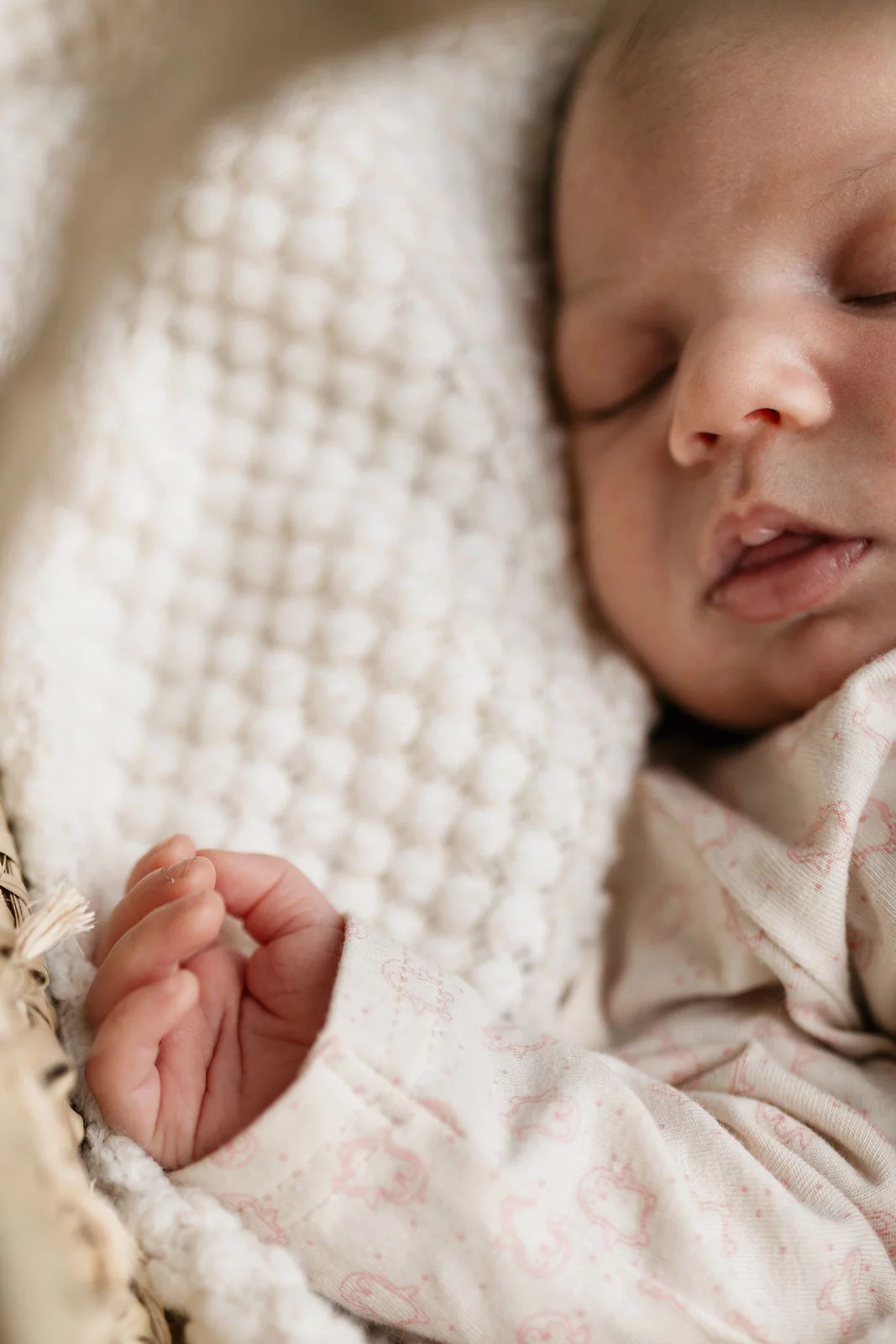 Newborn Fotografin Schongau – Baby kuschelig eingewickelt