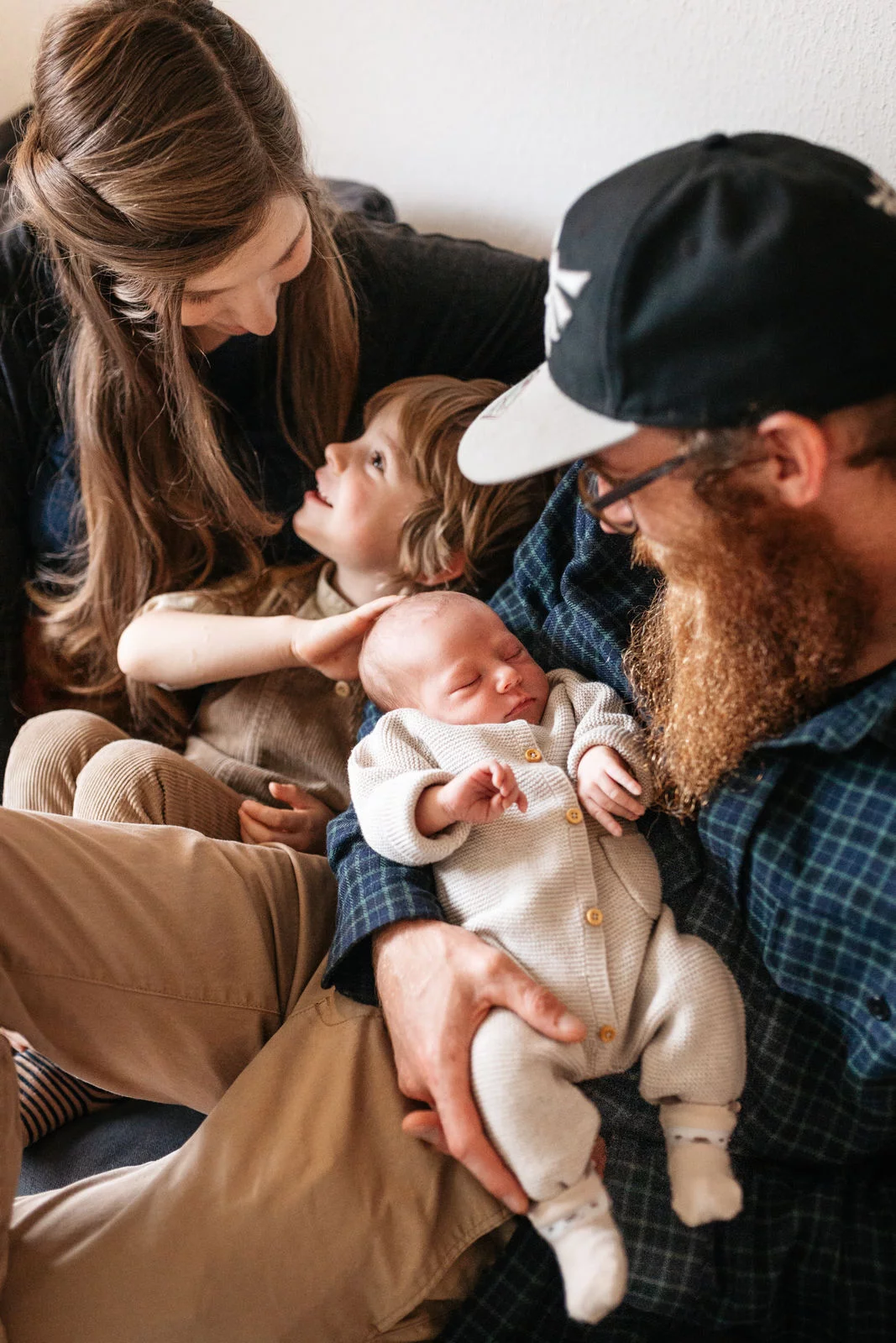 Newborn Fotos Weilheim – Baby schläft friedlich in Elternhänden