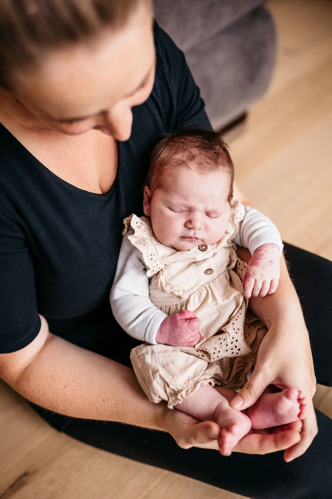 Baby Shooting Landsberg am Lech – Neugeborenes in zartem Wrap