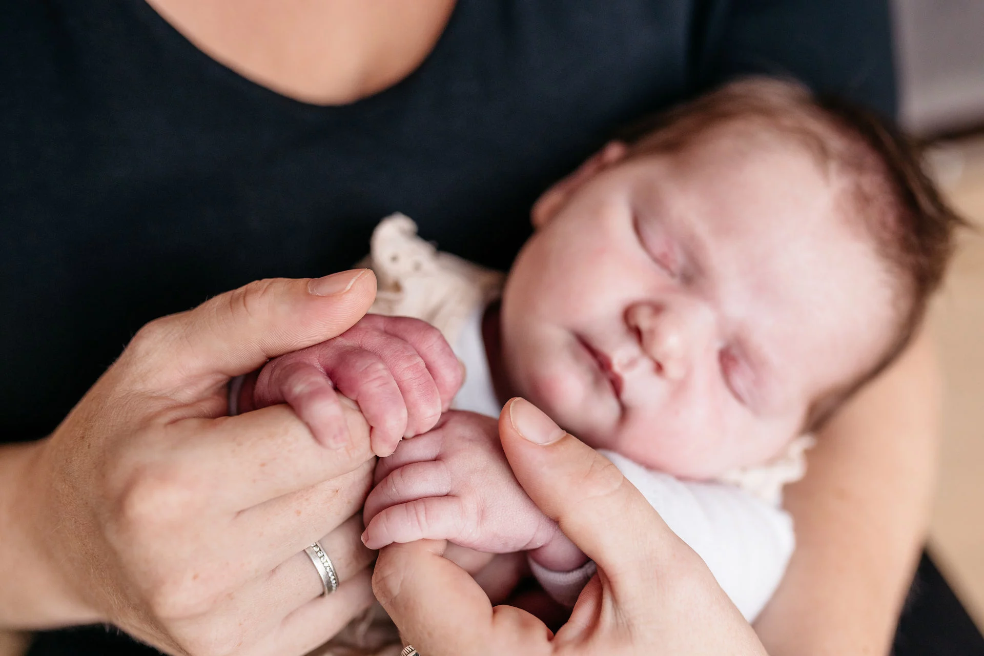 Newborn Fotoshooting Bayern – kleine Details Babyfüße und Babyhände