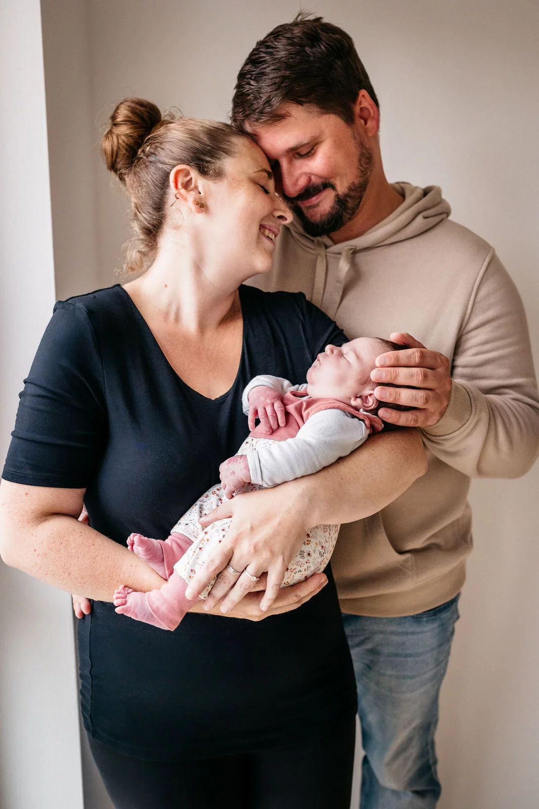 Newborn Fotografin Weilheim – Geschwister betrachten das Neugeborene