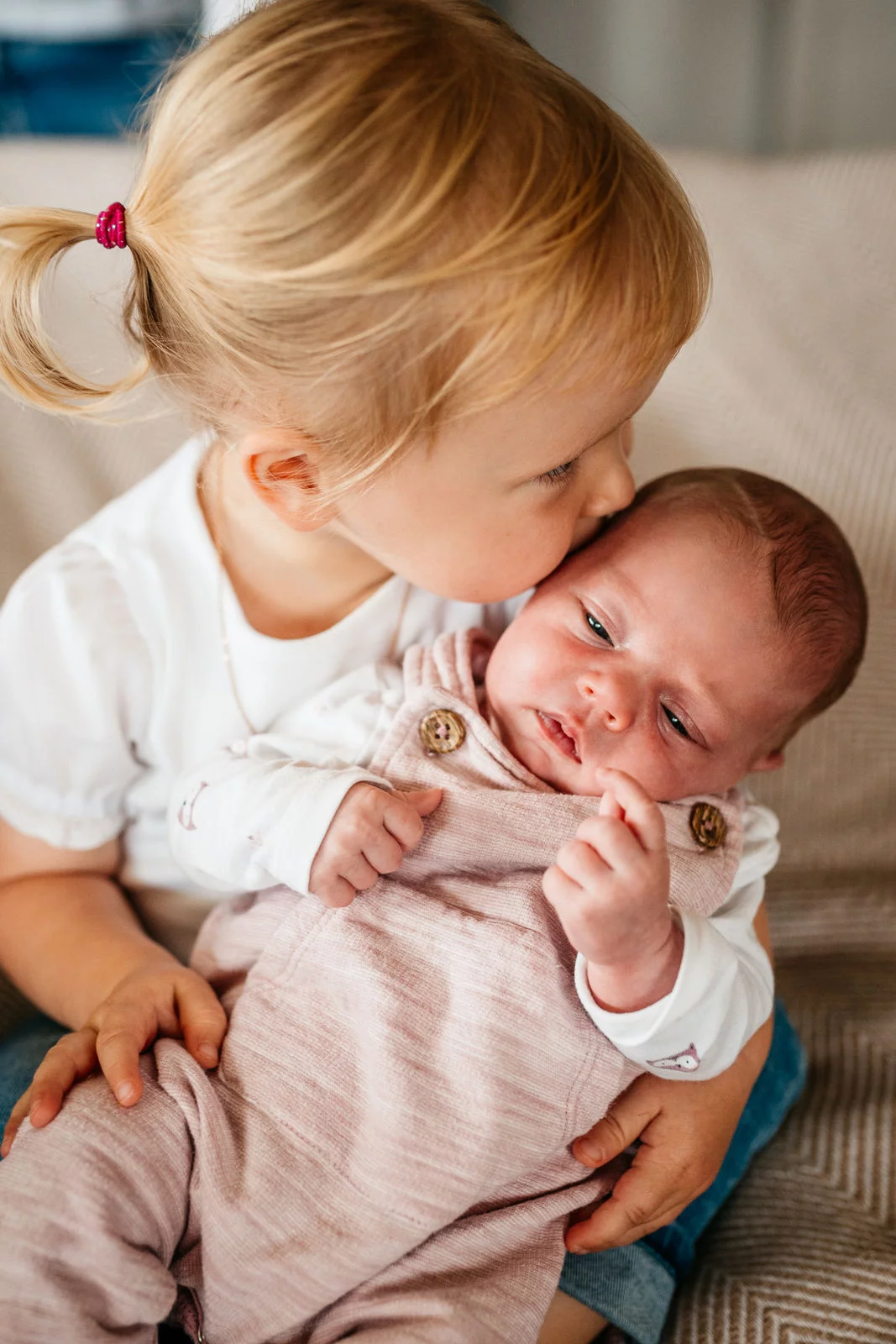 Newborn Shooting Schongau – Baby in Mama Händen geborgen