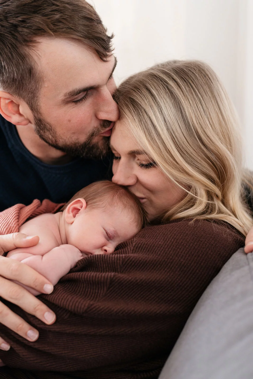 Neugeborenen Shooting Bayern – Mama küsst ihr Baby zärtlich