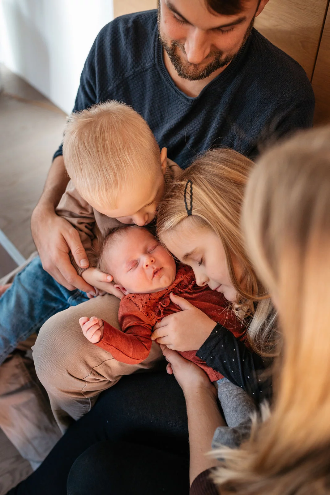 Baby Fotoshooting Raum Weilheim – Neugeborenes im Familienglück