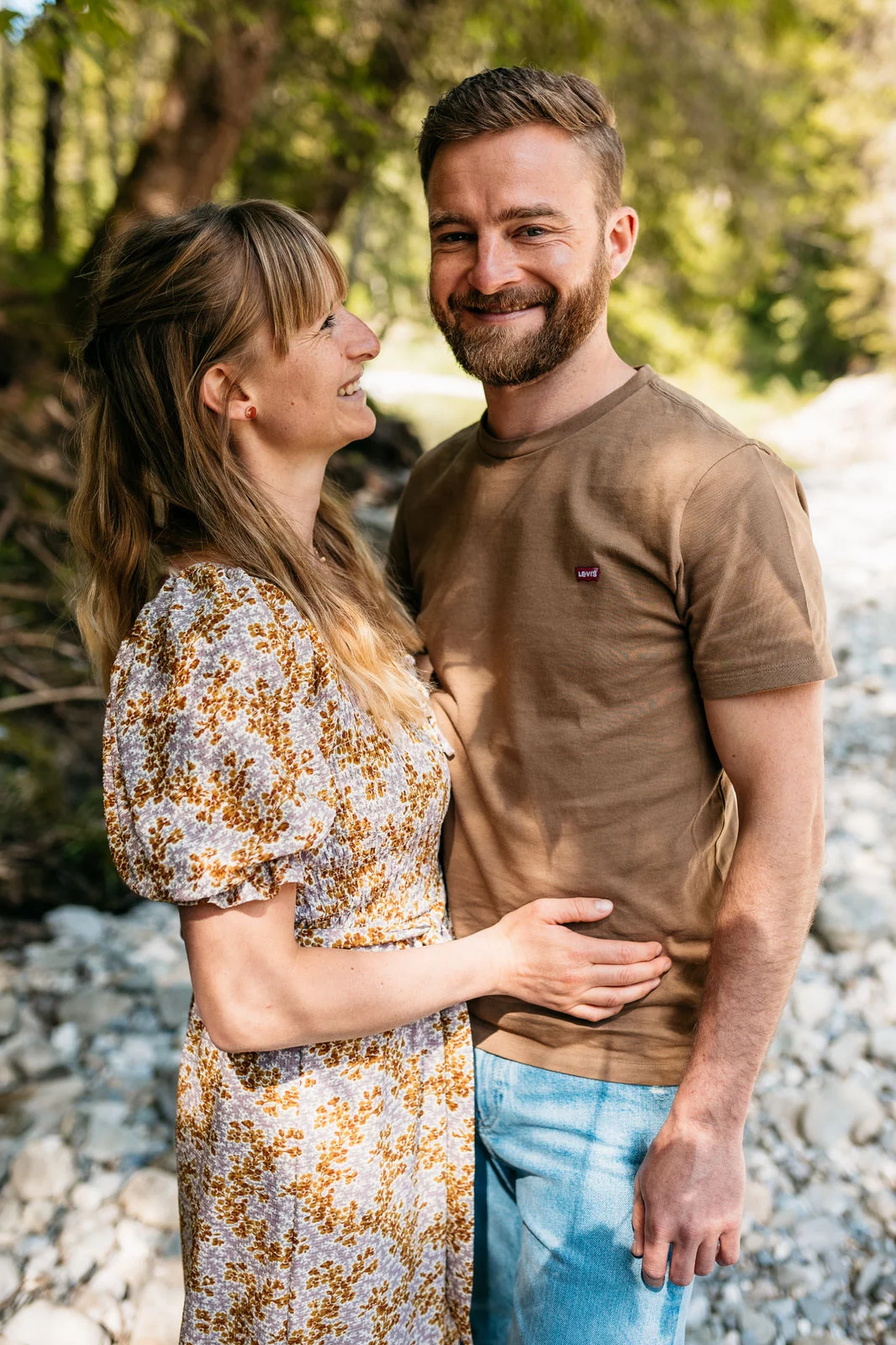 Pärchen Fotoshooting Schongau – verliebtes Paar beim Spaziergang im Abendlicht