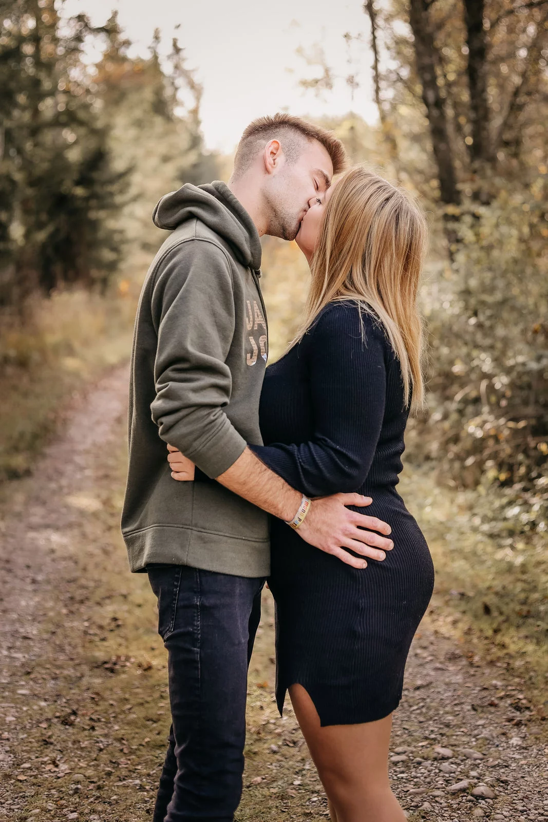 Paarshooting Weilheim – innige Umarmung beim Outdoor Shooting