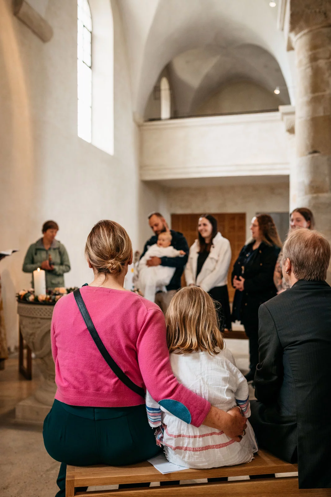 Taufe Fotografie Bayern – glückliche Familie feiert den Tauftag